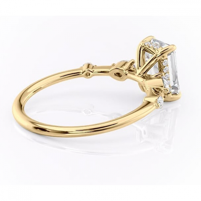 Inel de logodnă Azalea din aur Galben 14kt cu moissanite tăietură smarald – Montură cu trei pietre rafinată pentru profil mediu | Personalizează și configurează gratuit online [3]