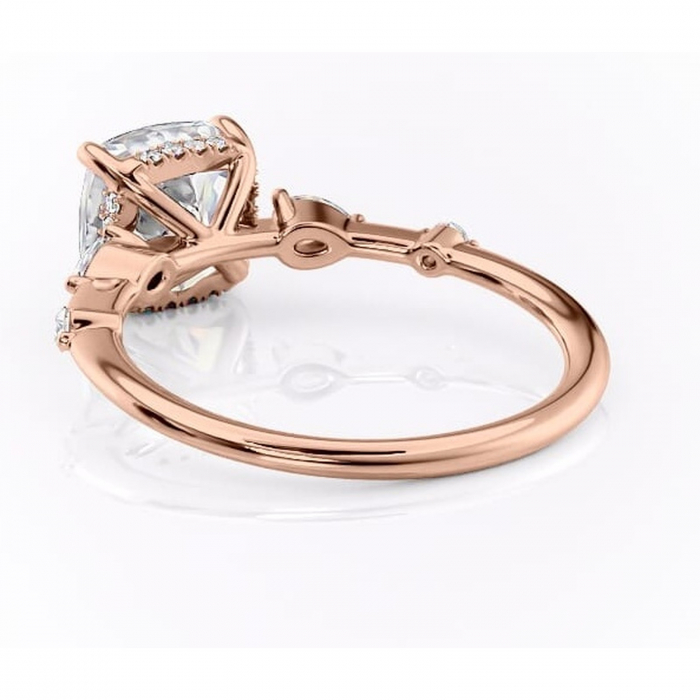 Inel de logodnă Azalea din aur Rose 18kt cu moissanite tăietură pernă – Montură cu trei pietre rafinată pentru profil mediu | Personalizează și configurează gratuit online [4]
