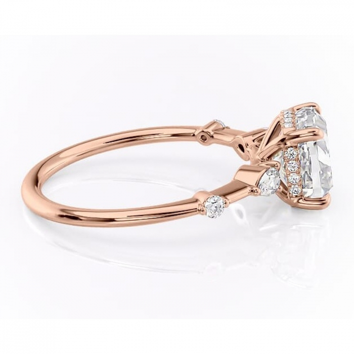 Inel de logodnă Azalea din aur Rose 18kt cu moissanite tăietură pernă – Montură cu trei pietre rafinată pentru profil mediu | Personalizează și configurează gratuit online [2]
