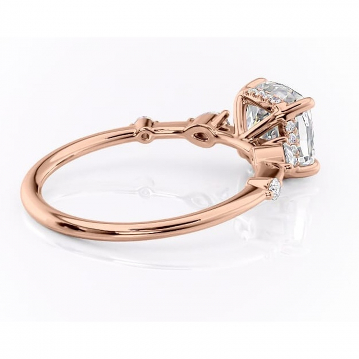 Inel de logodnă Azalea din aur Rose 18kt cu moissanite tăietură pernă – Montură cu trei pietre rafinată pentru profil mediu | Personalizează și configurează gratuit online [3]