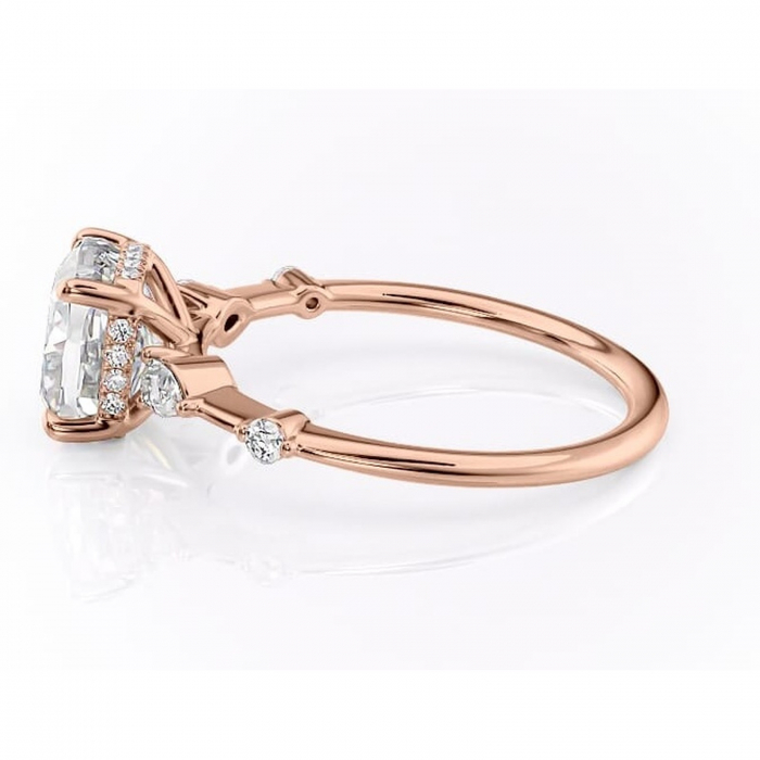 Inel de logodnă Azalea din aur Rose 18kt cu moissanite tăietură pernă – Montură cu trei pietre rafinată pentru profil mediu | Personalizează și configurează gratuit online [6]