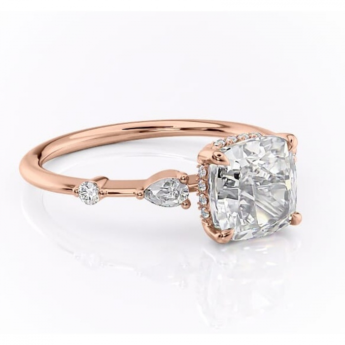 Inel de logodnă Azalea din aur Rose 18kt cu moissanite tăietură pernă – Montură cu trei pietre rafinată pentru profil mediu | Personalizează și configurează gratuit online [1]