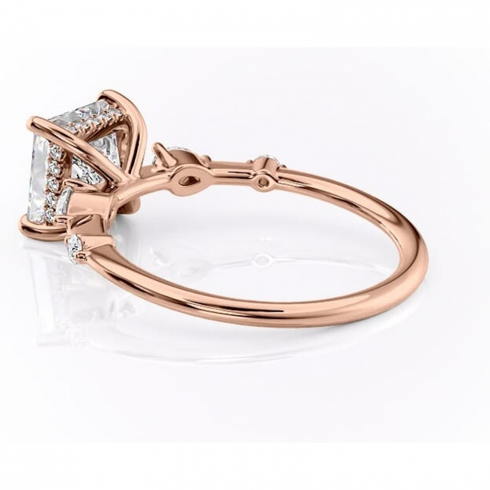 Inel de logodnă Azalea din aur Rose 14kt cu moissanite tăietură princess – Montură cu trei pietre rafinată pentru profil mediu | Personalizează și configurează gratuit online [5]