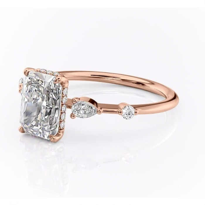 Inel de logodnă Azalea din aur Rose 14kt cu moissanite tăietură radiantă – Montură cu trei pietre rafinată pentru profil mediu | Personalizează și configurează gratuit online [7]