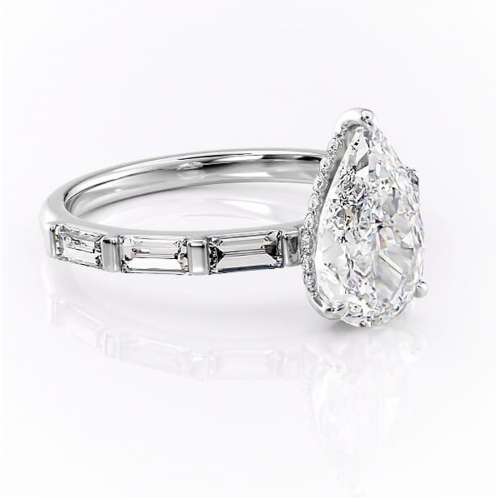 Inel de logodnă Beatrice din aur Alb 14kt cu moissanite tăietură pară – Montură cu canal rafinată pentru profil înalt | Personalizează și configurează gratuit online [1]