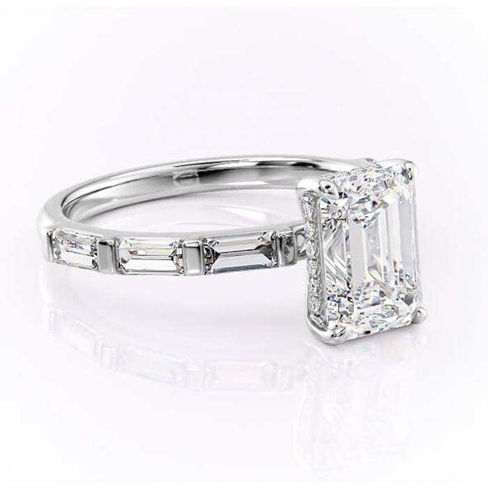 Inel de logodnă Beatrice din aur Alb 14kt cu moissanite tăietură smarald – Montură cu canal rafinată pentru profil înalt | Personalizează și configurează gratuit online [1]