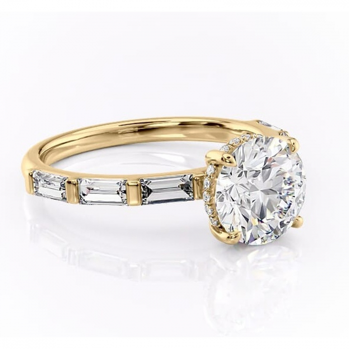 Inel de logodnă Beatrice din aur Galben 14kt cu moissanite tăietură rotundă – Montură cu canal rafinată pentru profil înalt | Personalizează și configurează gratuit online [1]
