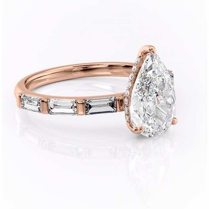 Inel de logodnă Beatrice din aur Rose 18kt cu moissanite tăietură pară – Montură cu canal rafinată pentru profil înalt | Personalizează și configurează gratuit online [1]