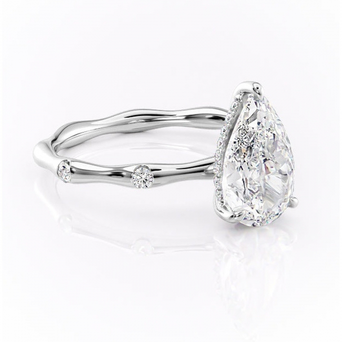 Inel de logodnă Bijou din aur Alb 14kt cu moissanite tăietură pară – Pietre laterale rafinată pentru profil înalt | Personalizează și configurează gratuit online [1]