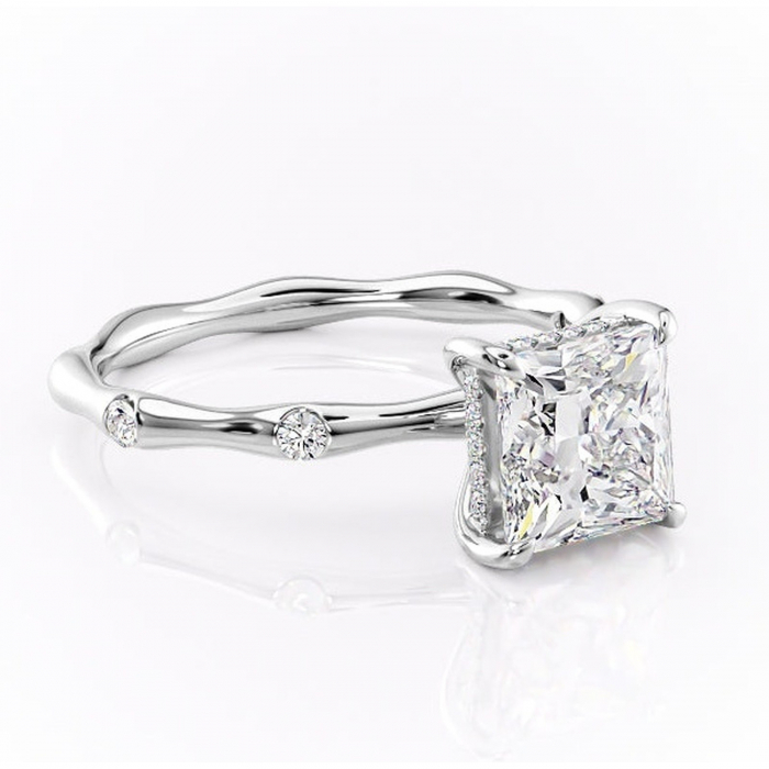 Inel de logodnă Bijou din aur Alb 14kt cu moissanite tăietură princess – Pietre laterale rafinată pentru profil înalt | Personalizează și configurează gratuit online [1]