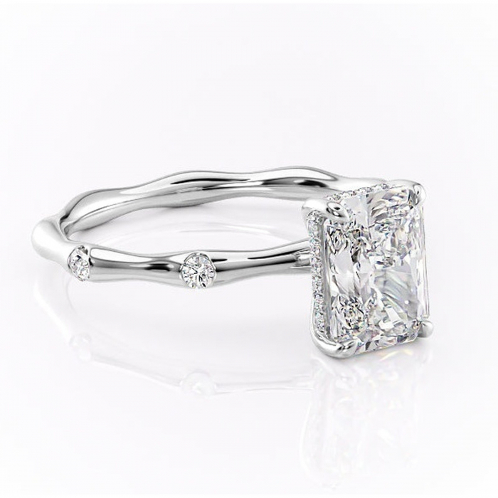 Inel de logodnă Bijou din aur Alb 18kt cu moissanite tăietură radiantă – Pietre laterale rafinată pentru profil înalt | Personalizează și configurează gratuit online [1]