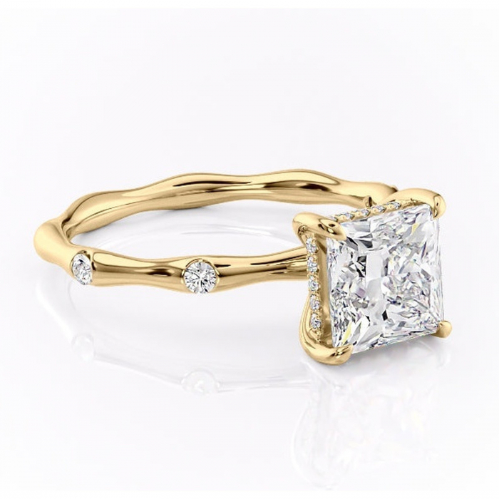 Inel de logodnă Bijou din aur Galben 14kt cu moissanite tăietură princess – Pietre laterale rafinată pentru profil înalt | Personalizează și configurează gratuit online [1]