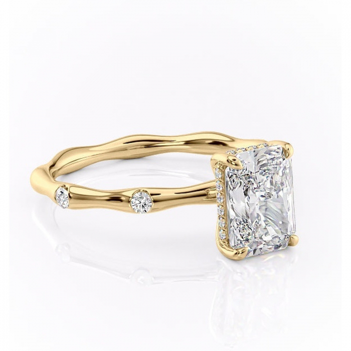 Inel de logodnă Bijou din aur Galben 18kt cu moissanite tăietură radiantă – Pietre laterale rafinată pentru profil înalt | Personalizează și configurează gratuit online [1]