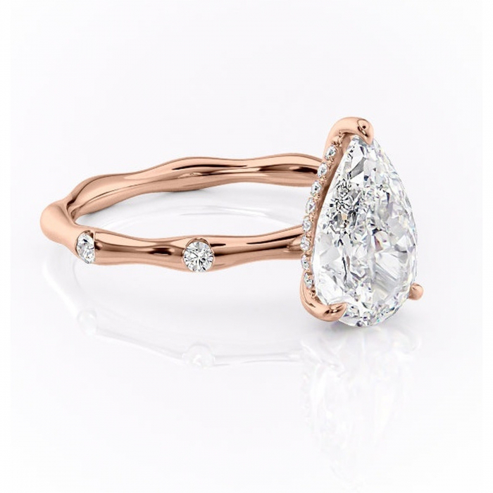 Inel de logodnă Bijou din aur Rose 18kt cu moissanite tăietură pară – Pietre laterale rafinată pentru profil înalt | Personalizează și configurează gratuit online [1]
