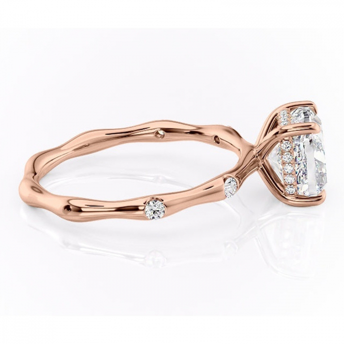 Inel de logodnă Bijou din aur Rose 14kt cu moissanite tăietură pernă – Pietre laterale rafinată pentru profil înalt | Personalizează și configurează gratuit online [2]