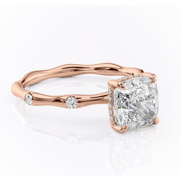 Inel de logodnă Bijou din aur Rose 14kt cu moissanite tăietură pernă – Pietre laterale rafinată pentru profil înalt | Personalizează și configurează gratuit online [1]