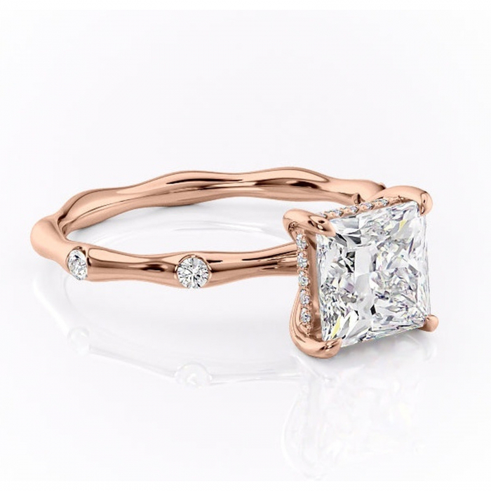 Inel de logodnă Bijou din aur Rose 14kt cu moissanite tăietură princess – Pietre laterale rafinată pentru profil înalt | Personalizează și configurează gratuit online [1]