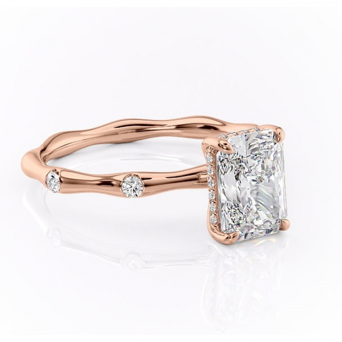 Inel de logodnă Bijou din aur Rose 14kt cu moissanite tăietură radiantă – Pietre laterale rafinată pentru profil înalt | Personalizează și configurează gratuit online [1]
