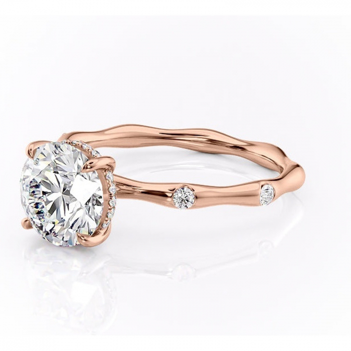 Inel de logodnă Bijou din aur Rose 14kt cu moissanite tăietură rotundă – Pietre laterale rafinată pentru profil înalt | Personalizează și configurează gratuit online [7]