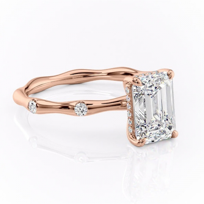 Inel de logodnă Bijou din aur Rose 14kt cu moissanite tăietură smarald – Pietre laterale rafinată pentru profil înalt | Personalizează și configurează gratuit online [1]