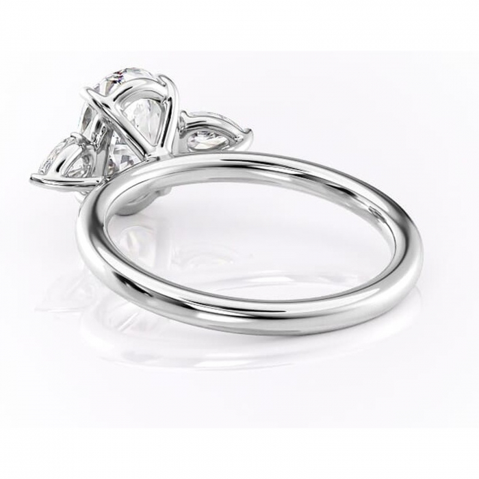 Inel de logodnă Blanche din aur Alb 14kt cu moissanite tăietură ovală – Montură cu trei pietre rafinată pentru profil înalt | Personalizează și configurează gratuit online [4]
