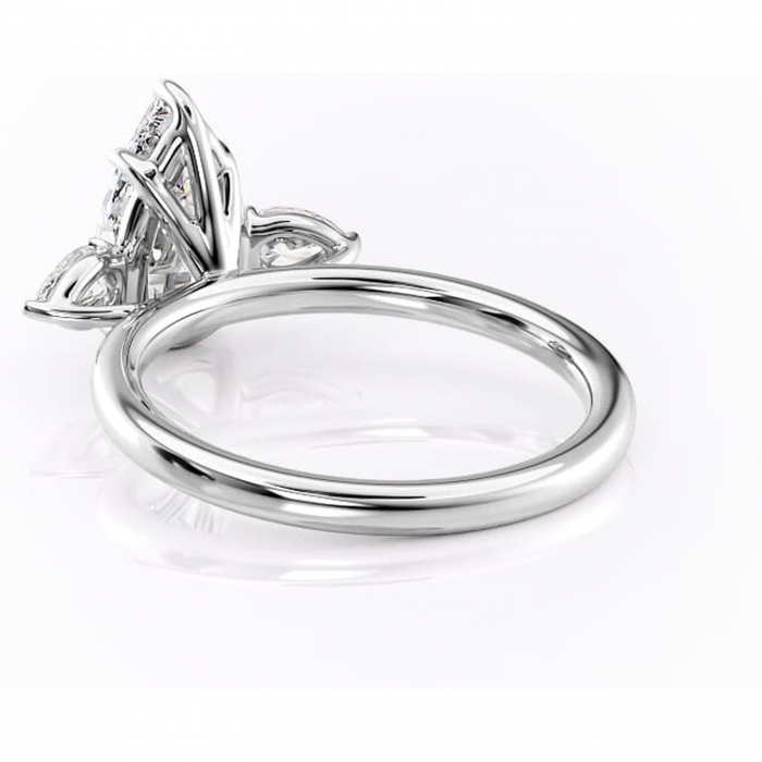 Inel de logodnă Blanche din aur Alb 14kt cu moissanite tăietură pară – Montură cu trei pietre rafinată pentru profil înalt | Personalizează și configurează gratuit online [4]