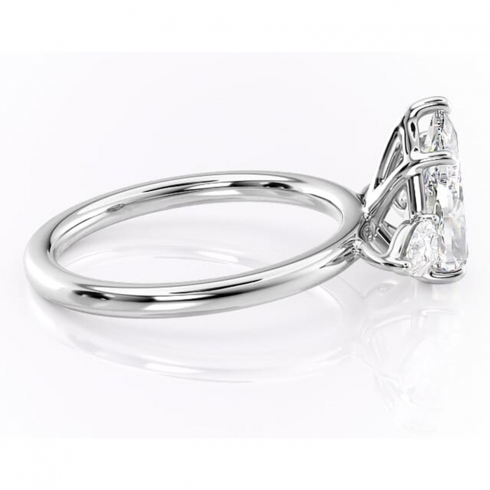 Inel de logodnă Blanche din aur Alb 14kt cu moissanite tăietură pară – Montură cu trei pietre rafinată pentru profil înalt | Personalizează și configurează gratuit online [2]