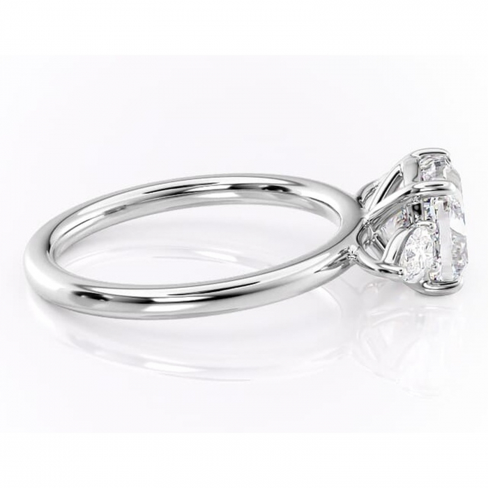 Inel de logodnă Blanche din aur Alb 14kt cu moissanite tăietură pernă – Montură cu trei pietre rafinată pentru profil înalt | Personalizează și configurează gratuit online [2]