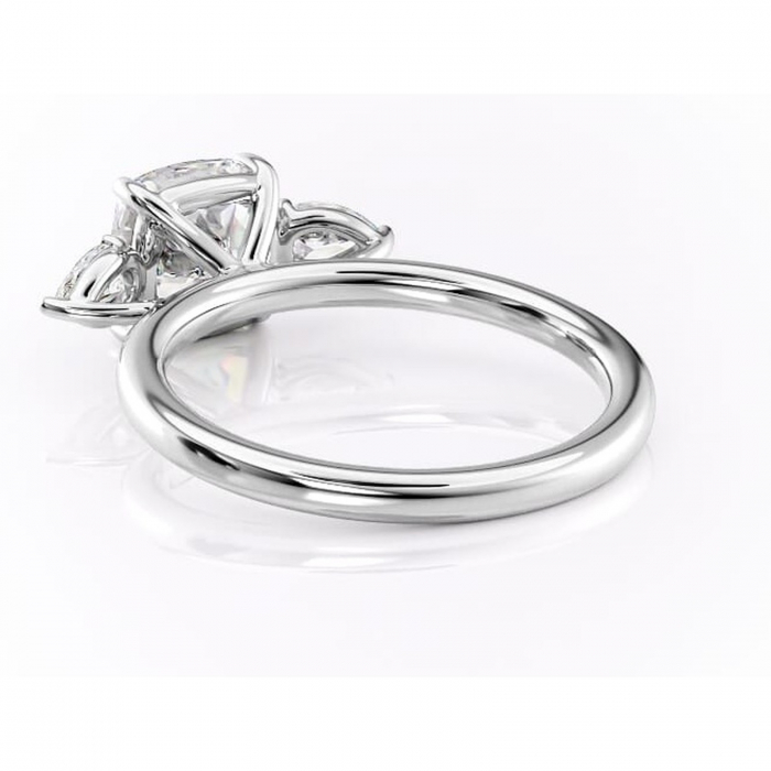 Inel de logodnă Blanche din aur Alb 14kt cu moissanite tăietură pernă – Montură cu trei pietre rafinată pentru profil înalt | Personalizează și configurează gratuit online [4]