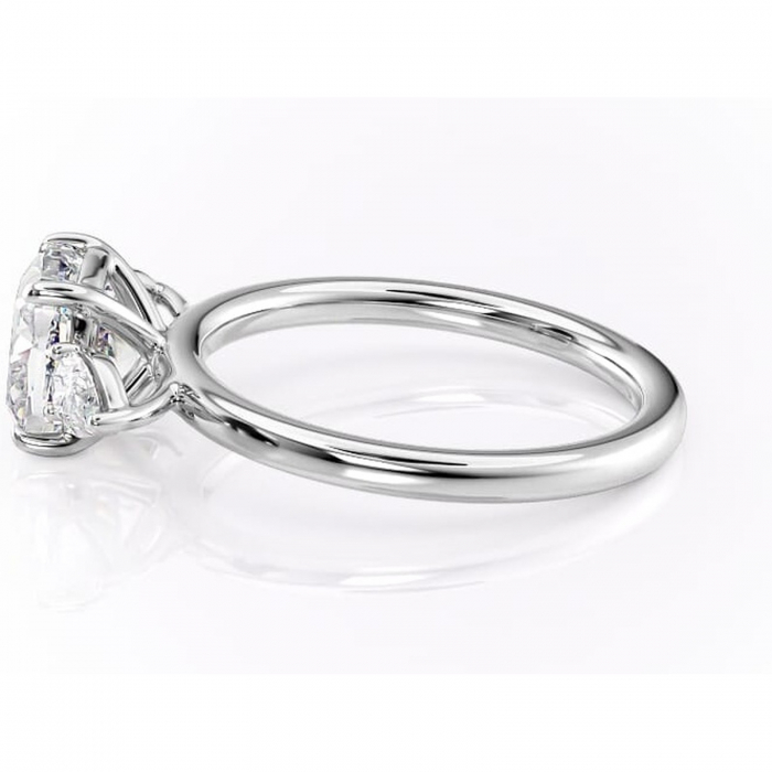 Inel de logodnă Blanche din aur Alb 14kt cu moissanite tăietură pernă – Montură cu trei pietre rafinată pentru profil înalt | Personalizează și configurează gratuit online [6]