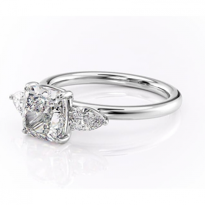 Inel de logodnă Blanche din aur Alb 14kt cu moissanite tăietură pernă – Montură cu trei pietre rafinată pentru profil înalt | Personalizează și configurează gratuit online [7]