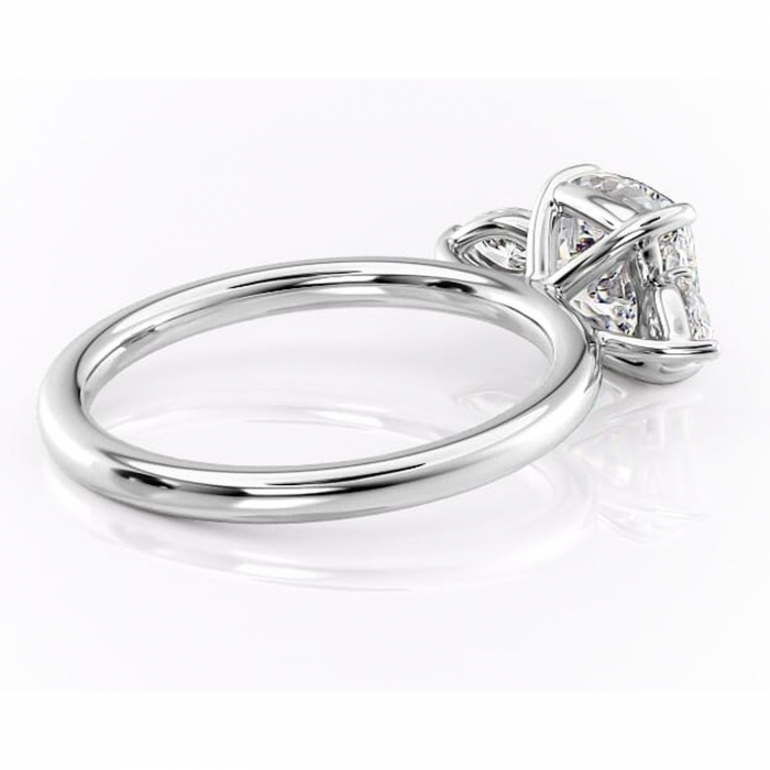 Inel de logodnă Blanche din aur Alb 14kt cu moissanite tăietură pernă – Montură cu trei pietre rafinată pentru profil înalt | Personalizează și configurează gratuit online [3]