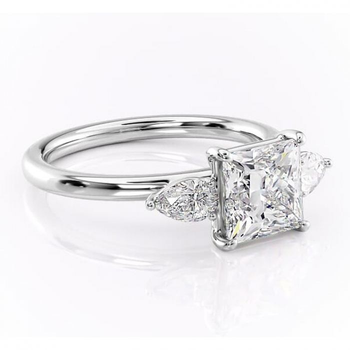 Inel de logodnă Blanche din aur Alb 14kt cu moissanite tăietură princess – Montură cu trei pietre rafinată pentru profil înalt | Personalizează și configurează gratuit online [1]
