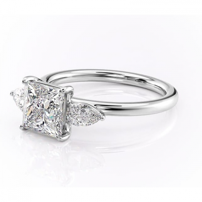 Inel de logodnă Blanche din aur Alb 14kt cu moissanite tăietură princess – Montură cu trei pietre rafinată pentru profil înalt | Personalizează și configurează gratuit online [7]