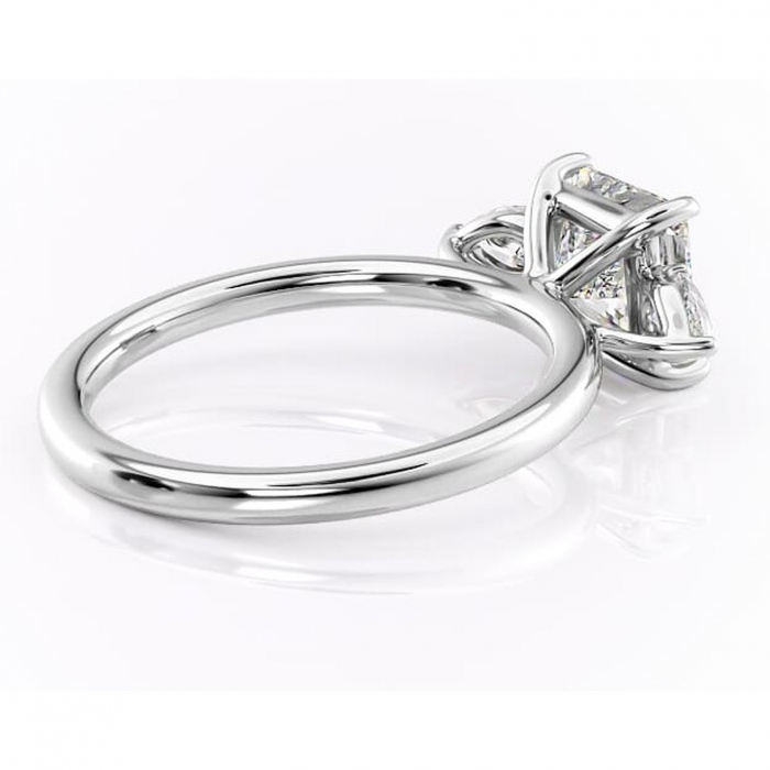 Inel de logodnă Blanche din aur Alb 14kt cu moissanite tăietură princess – Montură cu trei pietre rafinată pentru profil înalt | Personalizează și configurează gratuit online [3]