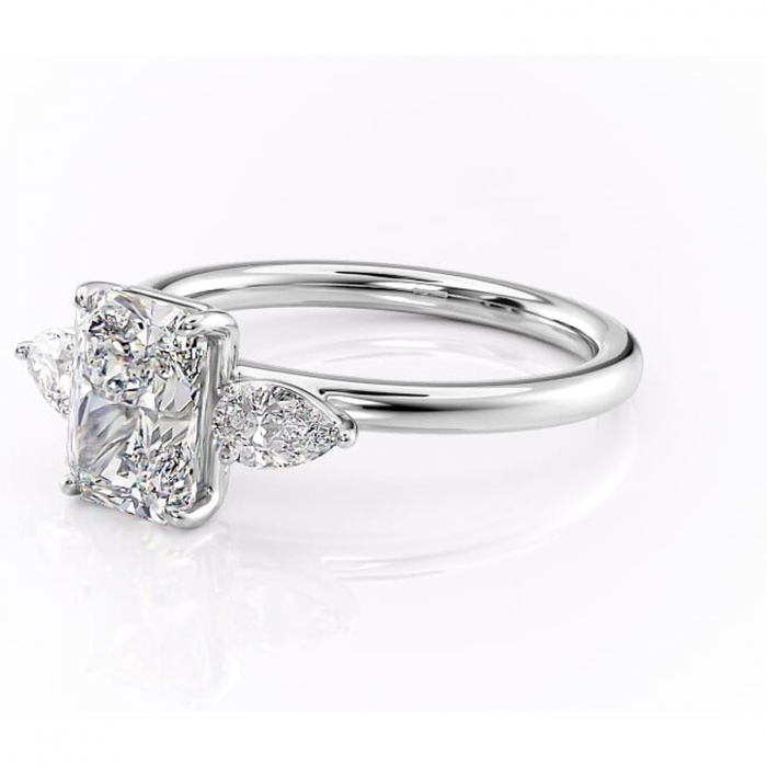 Inel de logodnă Blanche din aur Alb 18kt cu moissanite tăietură radiantă – Montură cu trei pietre rafinată pentru profil înalt | Personalizează și configurează gratuit online [7]