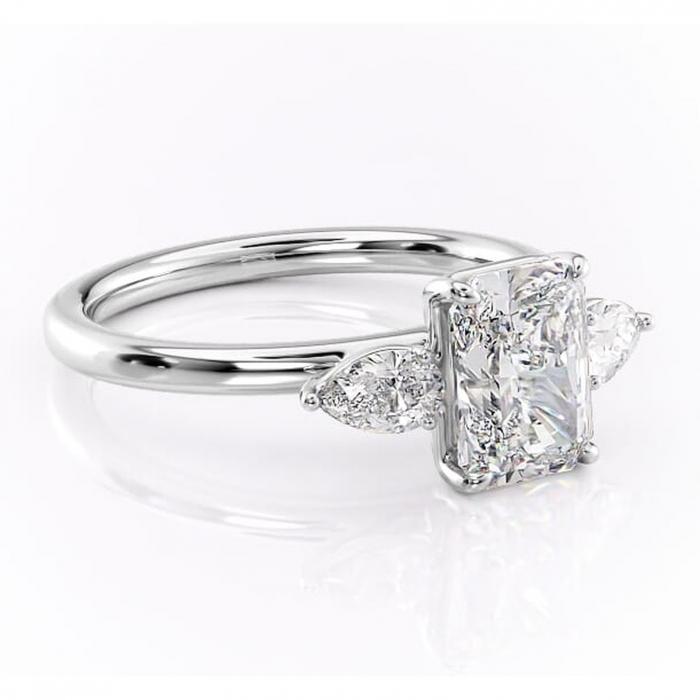 Inel de logodnă Blanche din aur Alb 18kt cu moissanite tăietură radiantă – Montură cu trei pietre rafinată pentru profil înalt | Personalizează și configurează gratuit online [1]