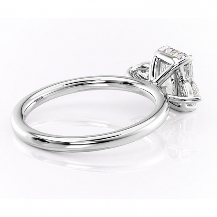 Inel de logodnă Blanche din aur Alb 18kt cu moissanite tăietură radiantă – Montură cu trei pietre rafinată pentru profil înalt | Personalizează și configurează gratuit online [3]