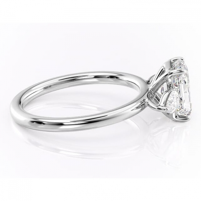 Inel de logodnă Blanche din aur Alb 18kt cu moissanite tăietură radiantă – Montură cu trei pietre rafinată pentru profil înalt | Personalizează și configurează gratuit online [2]