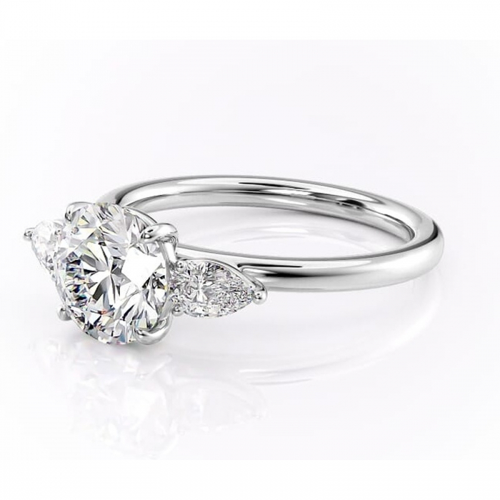 Inel de logodnă Blanche din aur Alb 14kt cu moissanite tăietură rotundă – Montură cu trei pietre rafinată pentru profil înalt | Personalizează și configurează gratuit online [7]