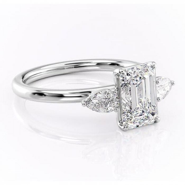 Inel de logodnă Blanche din aur Alb 14kt cu moissanite tăietură smarald – Montură cu trei pietre rafinată pentru profil înalt | Personalizează și configurează gratuit online [1]