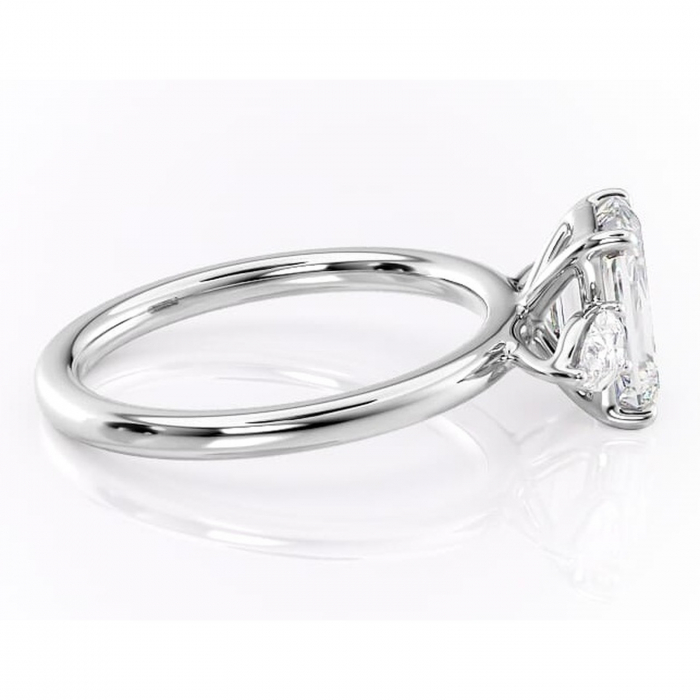 Inel de logodnă Blanche din aur Alb 14kt cu moissanite tăietură smarald – Montură cu trei pietre rafinată pentru profil înalt | Personalizează și configurează gratuit online [2]