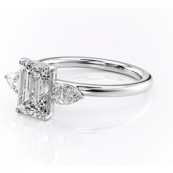 Inel de logodnă Blanche din aur Alb 14kt cu moissanite tăietură smarald – Montură cu trei pietre rafinată pentru profil înalt | Personalizează și configurează gratuit online [7]