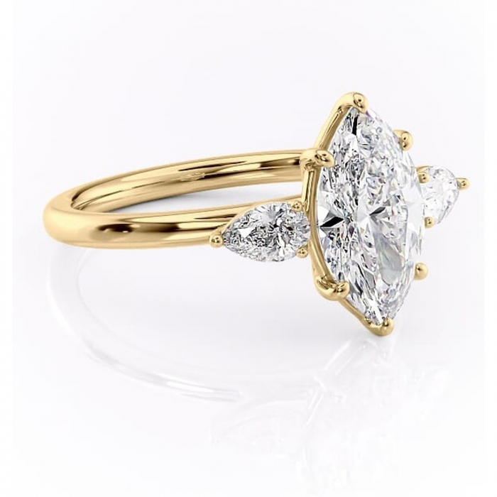 Inel de logodnă Blanche din aur Galben 14kt cu moissanite tăietură marquise – Montură cu trei pietre rafinată pentru profil înalt | Personalizează și configurează gratuit online [1]