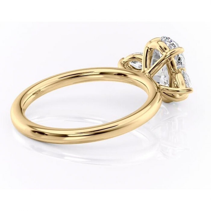 Inel de logodnă Blanche din aur Galben 18kt cu moissanite tăietură ovală – Montură cu trei pietre rafinată pentru profil înalt | Personalizează și configurează gratuit online [3]