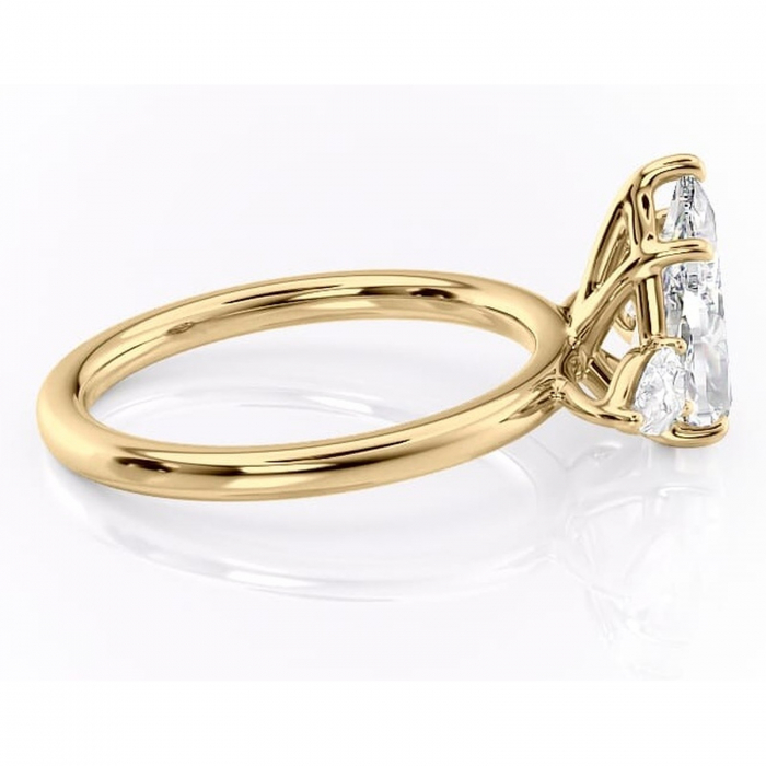 Inel de logodnă Blanche din aur Galben 14kt cu moissanite tăietură pară – Montură cu trei pietre rafinată pentru profil înalt | Personalizează și configurează gratuit online [2]