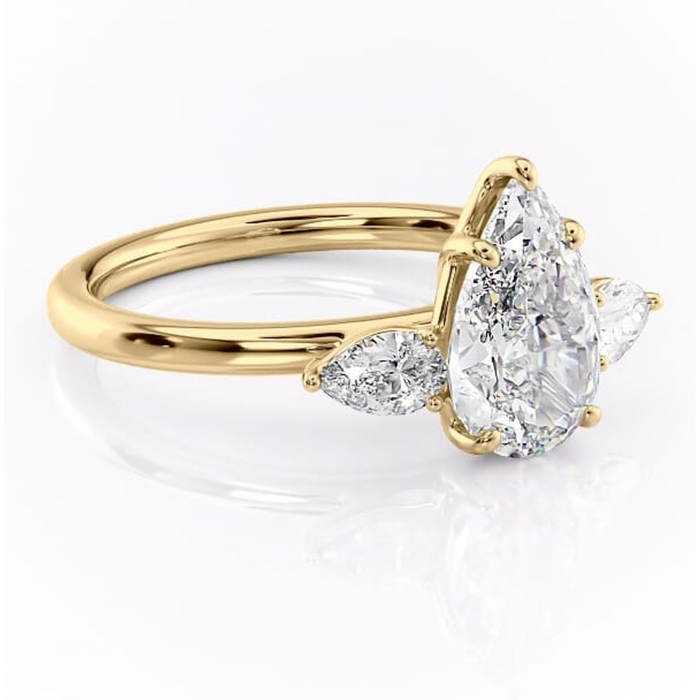 Inel de logodnă Blanche din aur Galben 14kt cu moissanite tăietură pară – Montură cu trei pietre rafinată pentru profil înalt | Personalizează și configurează gratuit online [1]