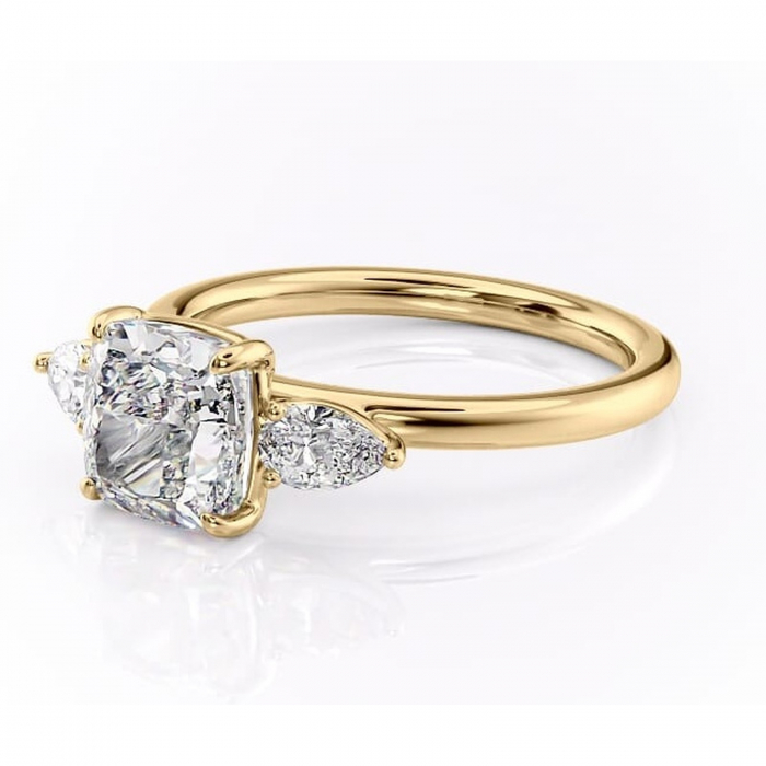 Inel de logodnă Blanche din aur Galben 14kt cu moissanite tăietură pernă – Montură cu trei pietre rafinată pentru profil înalt | Personalizează și configurează gratuit online [7]