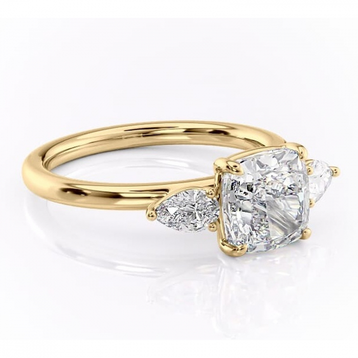 Inel de logodnă Blanche din aur Galben 14kt cu moissanite tăietură pernă – Montură cu trei pietre rafinată pentru profil înalt | Personalizează și configurează gratuit online [1]