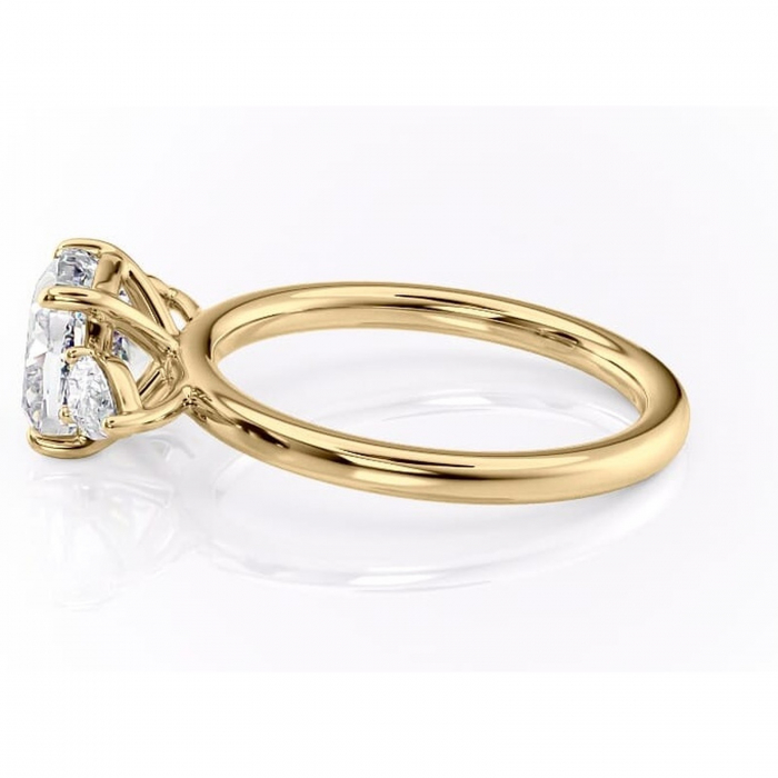 Inel de logodnă Blanche din aur Galben 14kt cu moissanite tăietură pernă – Montură cu trei pietre rafinată pentru profil înalt | Personalizează și configurează gratuit online [6]